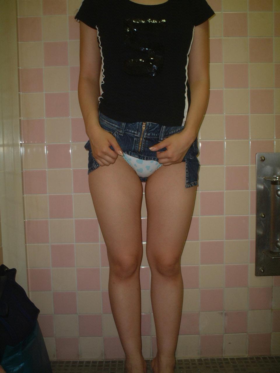 【フェチ画像】自分からスカートたくし上げてパンツ見せる女の子にこみ上げるものが… 02