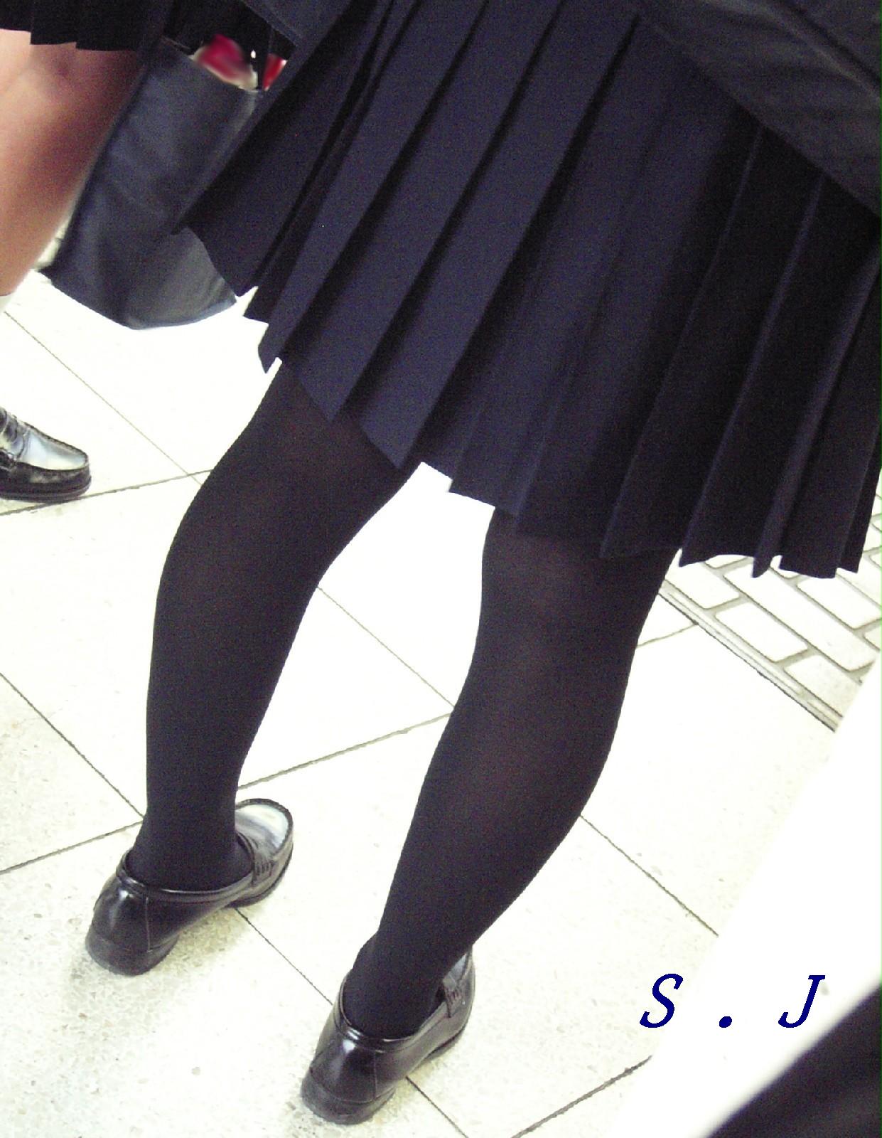 【街撮りJK画像】黒タイツ履いたお嬢様っぽいJKたちの美脚に見とれる画像 14