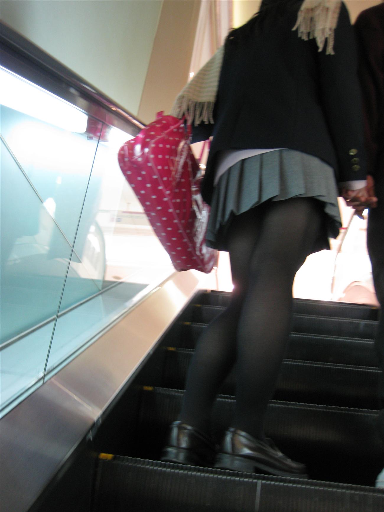 【街撮りJK画像】黒タイツ履いたお嬢様っぽいJKたちの美脚に見とれる画像 19