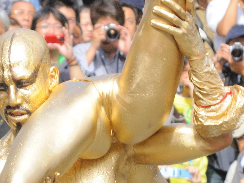 【金粉ショー画像】エロいけど伝統行事ｗｗｗ金ぴか裸体で派手に踊る金粉ショー画像 14