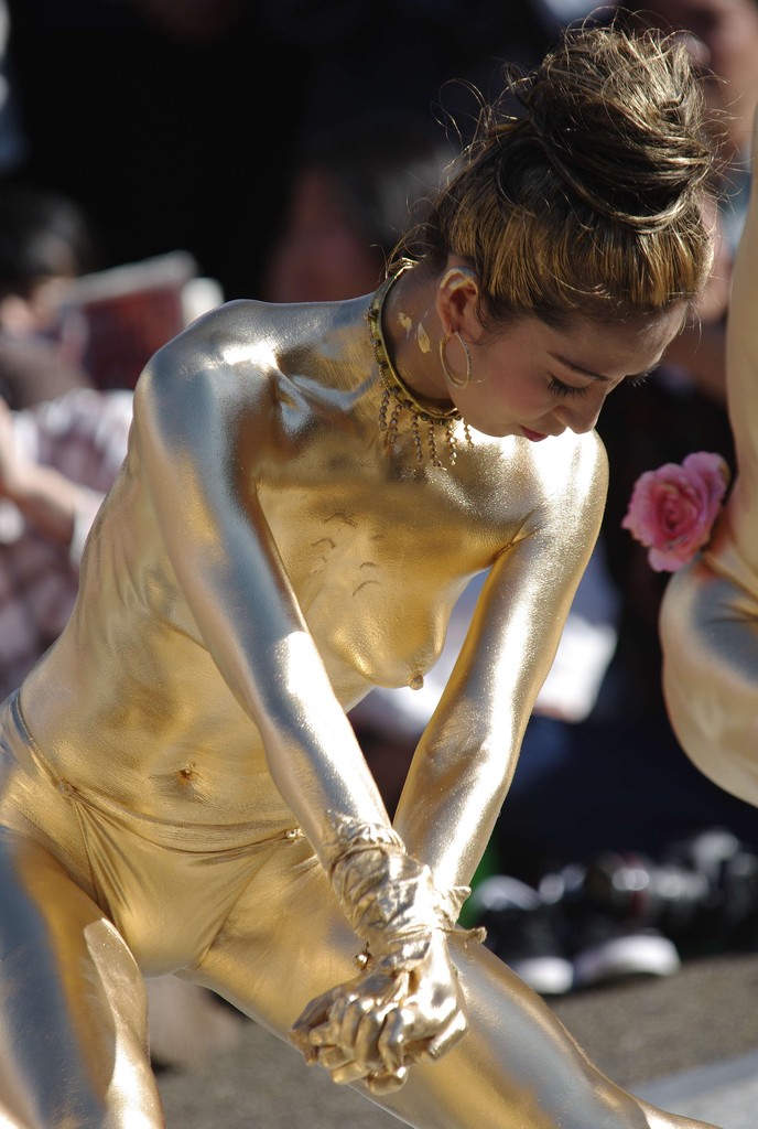 【金粉ショー画像】エロいけど伝統行事ｗｗｗ金ぴか裸体で派手に踊る金粉ショー画像 15