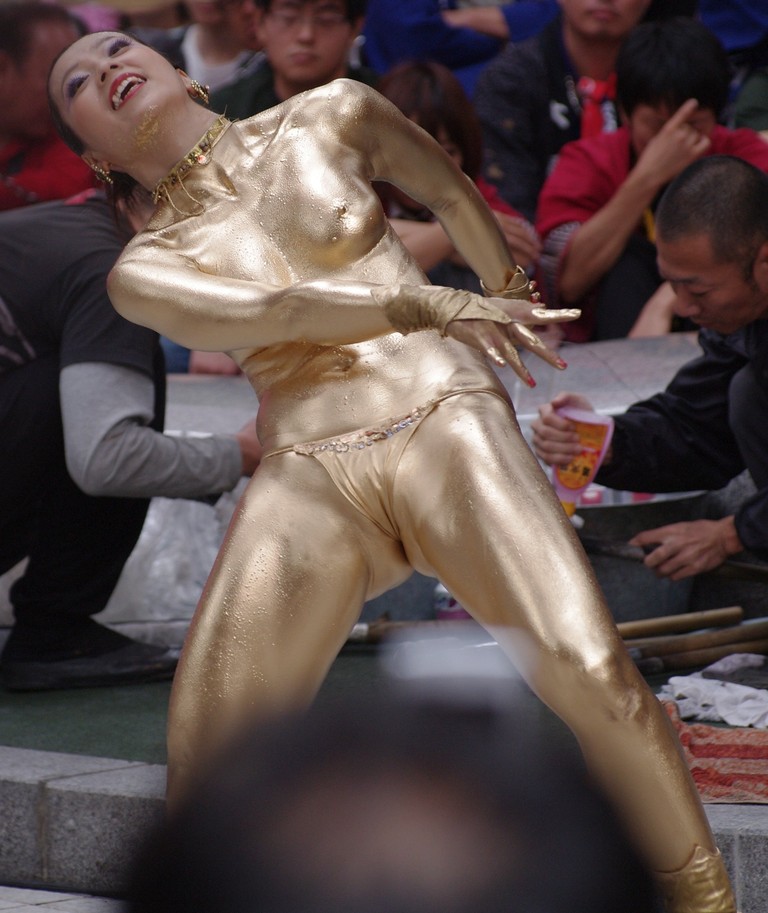 【金粉ショー画像】エロいけど伝統行事ｗｗｗ金ぴか裸体で派手に踊る金粉ショー画像 19