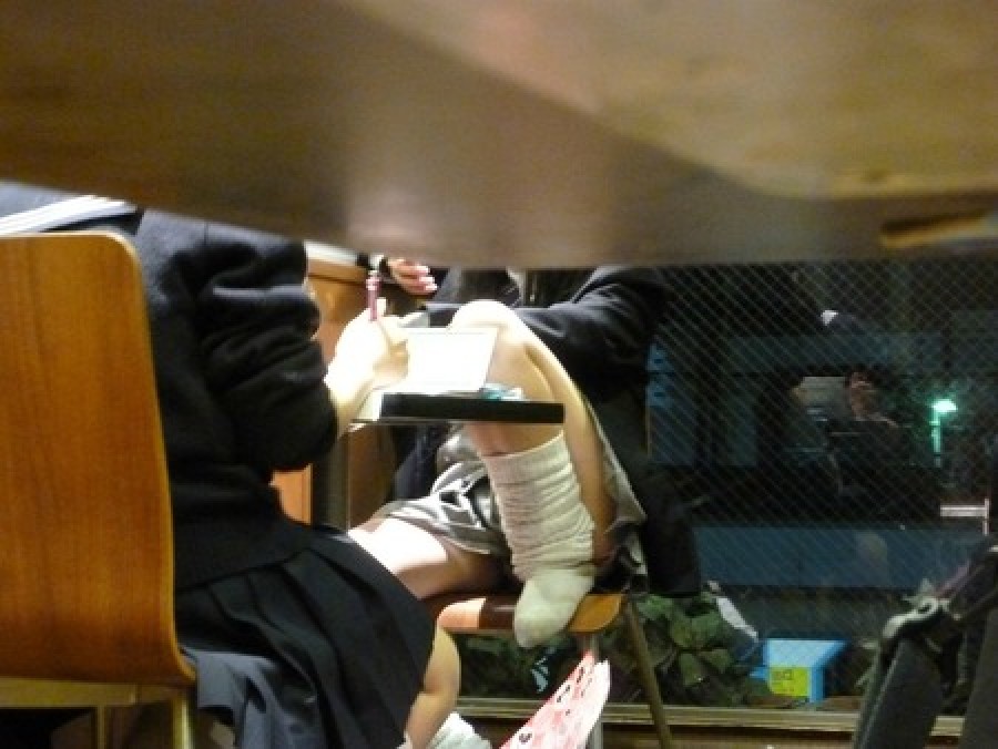 【JKパンチラ】制服JKが無自覚に座ってパンツと股間の膨らみを晒す図ｗｗｗ（エロ画像） 05