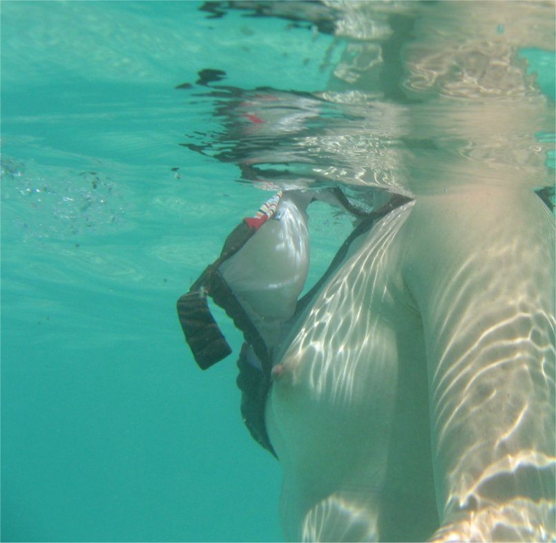 【水着ハプニング】この瞬間を見ただけで泳ぎに来た甲斐あったｗ緩んだ水着から乳首がポロリ（エロ画像） 20