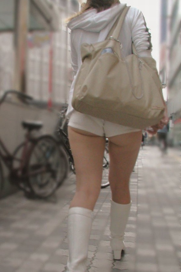 【街撮りハミ尻エロ画像】お尻がハミ出しても気にせず歩く、卑猥極まりないショーパンハミ尻女子たち  15