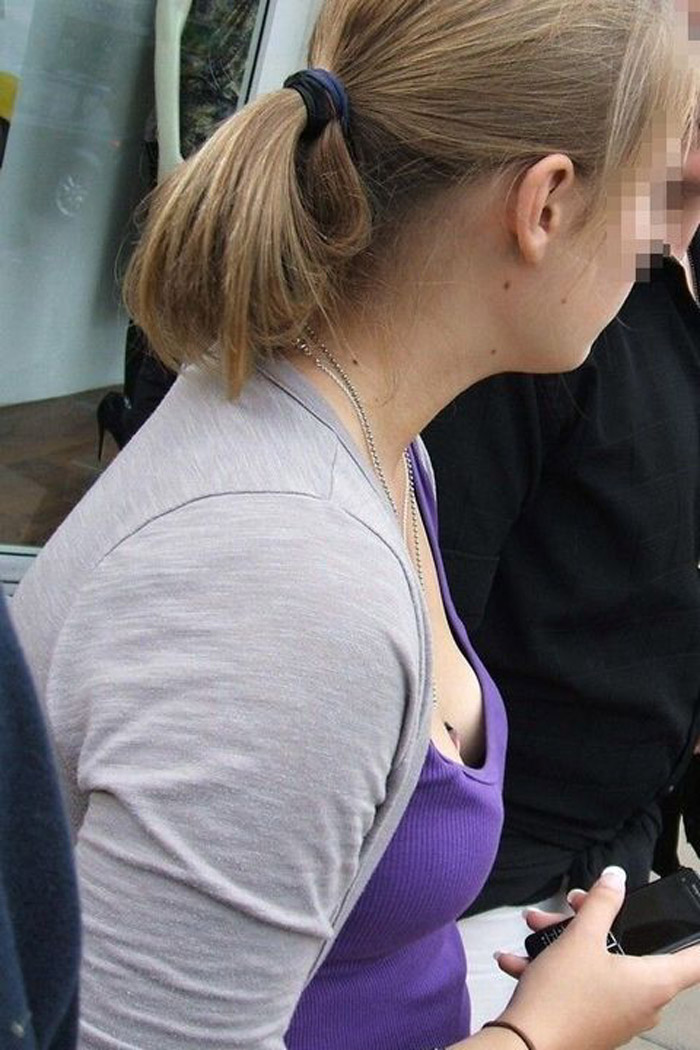 【海外胸チラエロ画像】前が浮くだけで乳首丸見えｗｗｗノーブラ主義な外国人女性の露骨な胸チラ  08