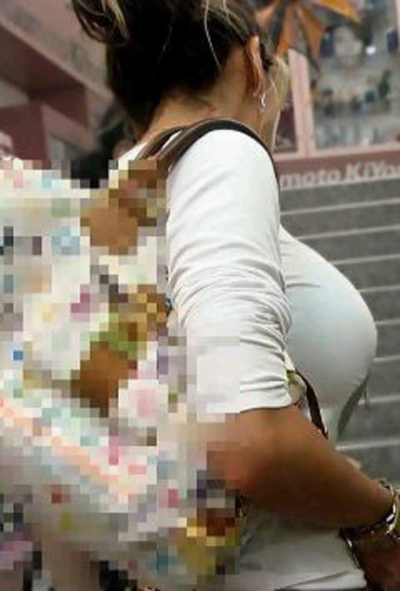 【着衣巨乳エロ画像】デカすぎて隠せない着衣巨乳ｗｗｗ街で見かけたインパクト大な素人女子の乳袋  13