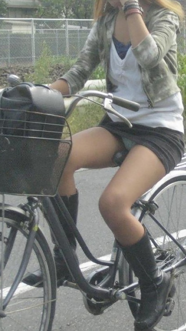 【パンチラエロ画像】自転車乗って風にも乗って、上は爽やか下はパンチラｗｗｗミニスカですから…  03