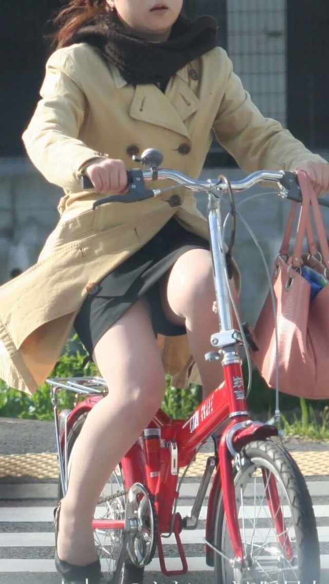【パンチラエロ画像】自転車乗って風にも乗って、上は爽やか下はパンチラｗｗｗミニスカですから…  08