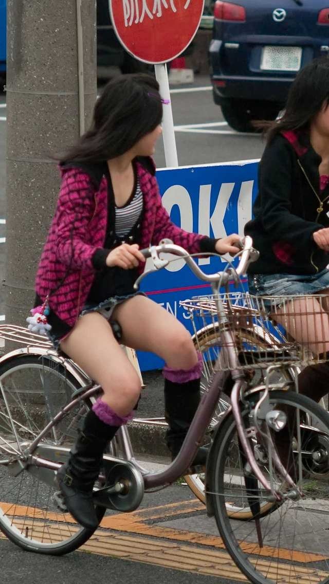 【パンチラエロ画像】自転車乗って風にも乗って、上は爽やか下はパンチラｗｗｗミニスカですから…  09