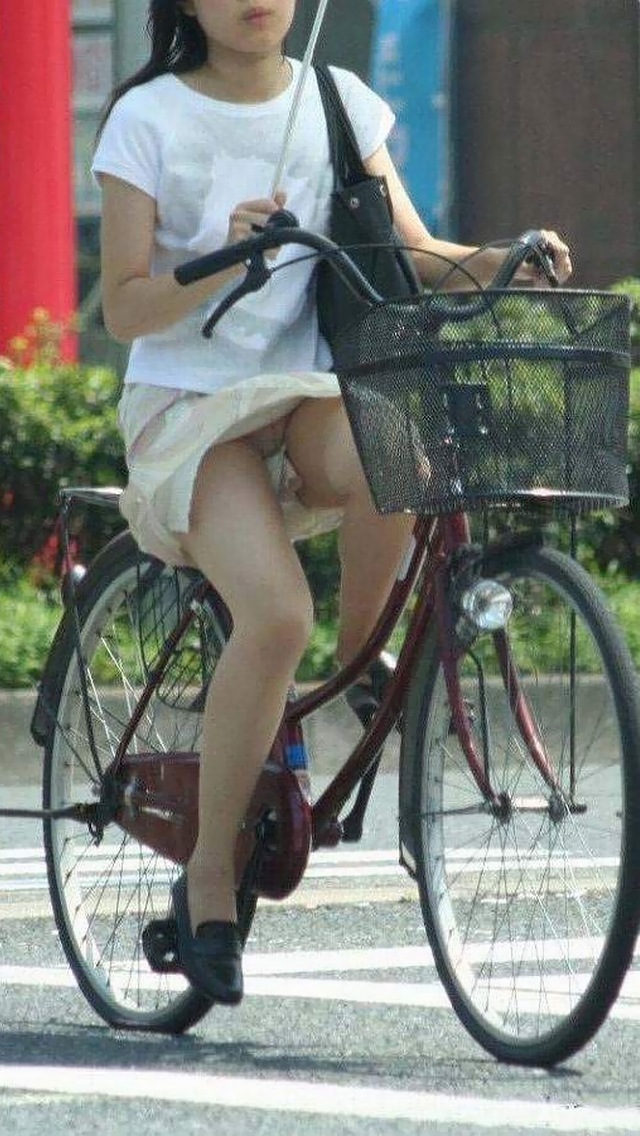 【パンチラエロ画像】自転車乗って風にも乗って、上は爽やか下はパンチラｗｗｗミニスカですから…  10