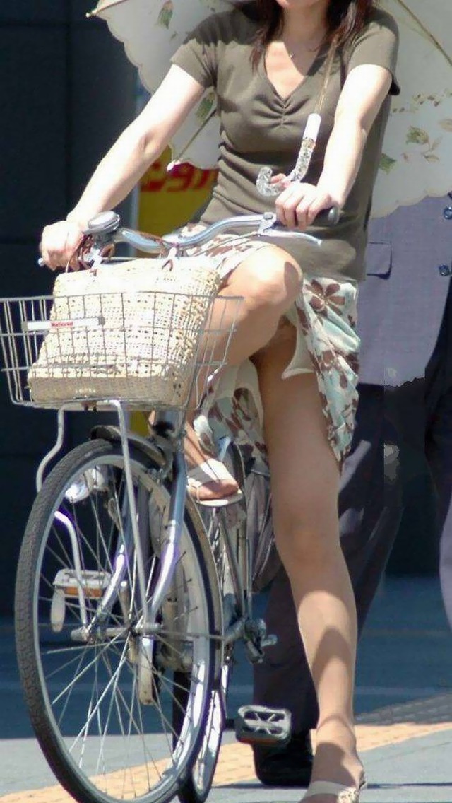 【パンチラエロ画像】自転車乗って風にも乗って、上は爽やか下はパンチラｗｗｗミニスカですから…  14