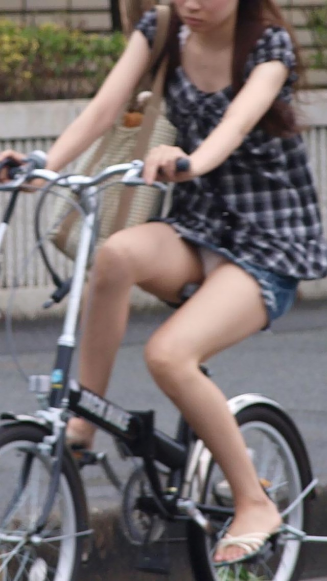 【パンチラエロ画像】自転車乗って風にも乗って、上は爽やか下はパンチラｗｗｗミニスカですから…  19