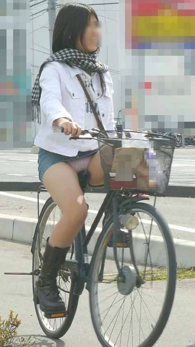 【パンチラエロ画像】自転車乗って風にも乗って、上は爽やか下はパンチラｗｗｗミニスカですから…  20
