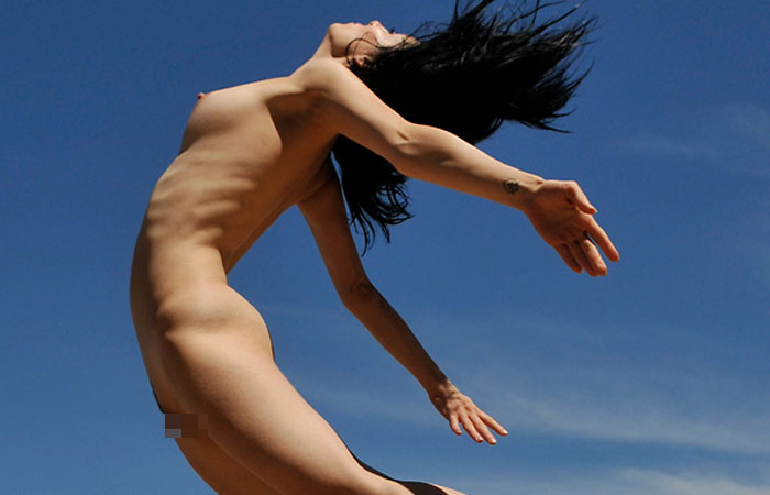 【女体エロ画像】女子が全裸で激しく躍動中…くっそエロいけどなんか馬鹿ｗｗｗ  001