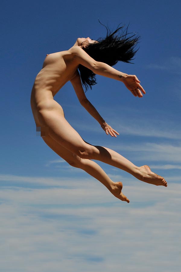 【女体エロ画像】女子が全裸で激しく躍動中…くっそエロいけどなんか馬鹿ｗｗｗ  05