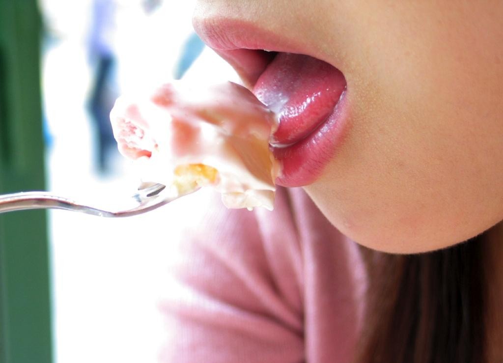 【フェチ系エロ画像】イヤらしいこと妄想できそうな感じでｗ女子が舌出して飲み食いする姿ｗｗｗ  14