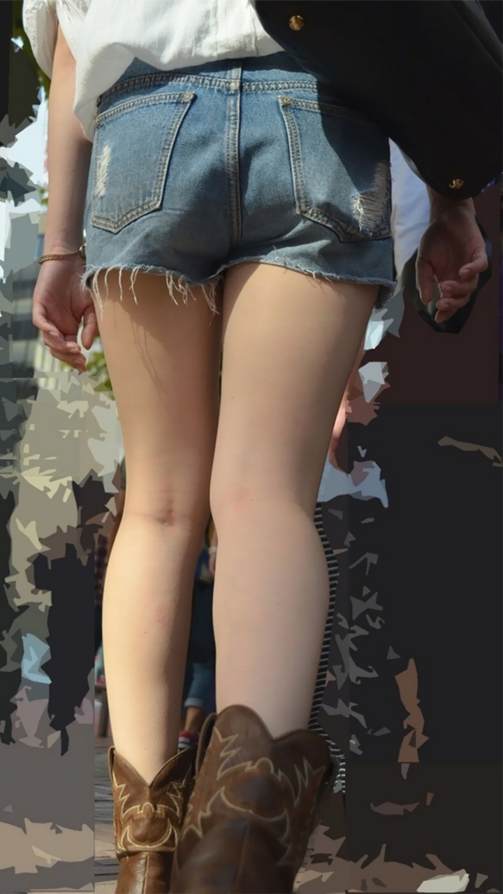 【街撮りショーパン微エロ画像】付け根際まで見えるムチムチ太ももとハミ出た尻が素敵すぎる街角のショーパン女子ｗｗｗ 01