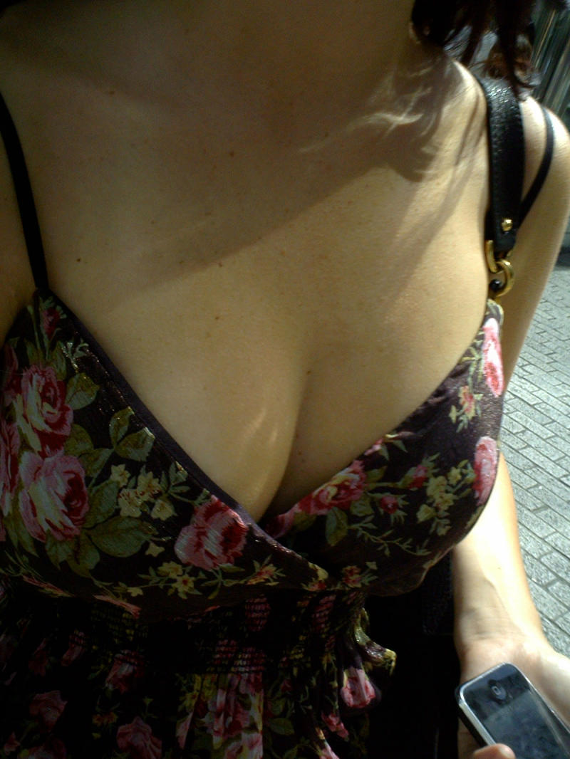 【街撮り着衣胸エロ画像】街の至る所で見つかる着衣巨乳な方々、正直惚れるレベルの胸部ばかりｗｗｗ 14