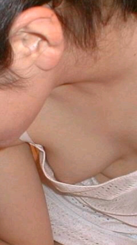 【胸チラエロ画像】ノーブラ・浮きブラを逃さず激写！乳首までゲットの最高すぎる成果ｗｗｗ 06