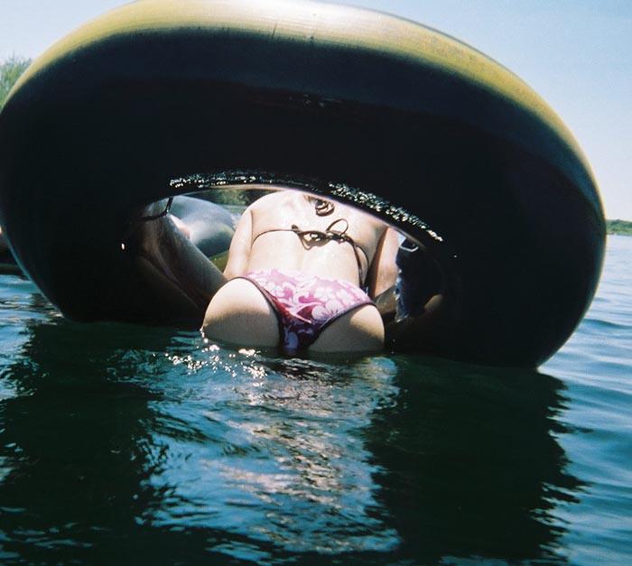 【水着尻エロ画像】履いてるはずなのに後ろのワレメが丸見えな素人ギャルのビキニ尻ｗｗｗ 06