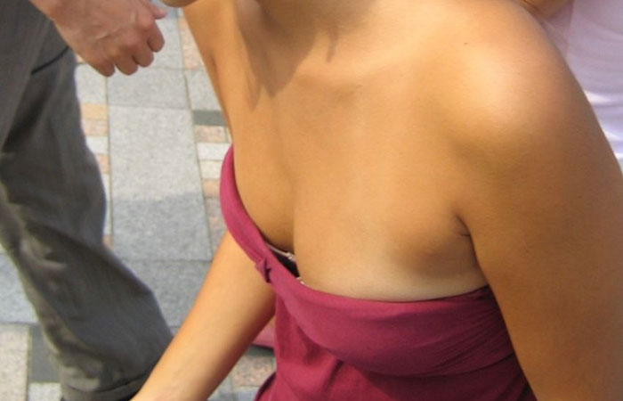 【胸チラ微エロ画像】あと少しで乳首が覗けそう…見入ってしまう街角女性の胸チラｗｗｗ 001