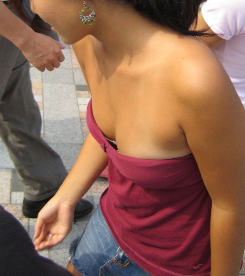 【胸チラ微エロ画像】あと少しで乳首が覗けそう…見入ってしまう街角女性の胸チラｗｗｗ 19