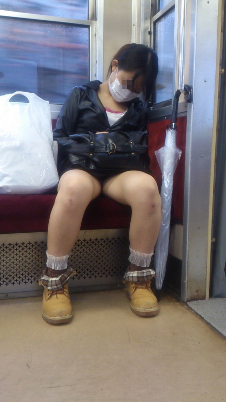 【電車内エロ画像】ナイスな脚線美だらけ♪移動の寒い時期は電車内で美脚撮りｗｗｗ 05