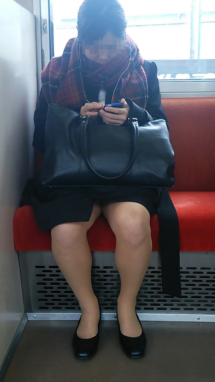 【電車内エロ画像】ナイスな脚線美だらけ♪移動の寒い時期は電車内で美脚撮りｗｗｗ 07