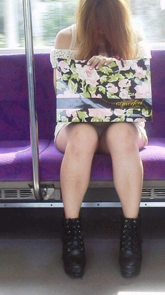 【電車内エロ画像】ナイスな脚線美だらけ♪移動の寒い時期は電車内で美脚撮りｗｗｗ 16