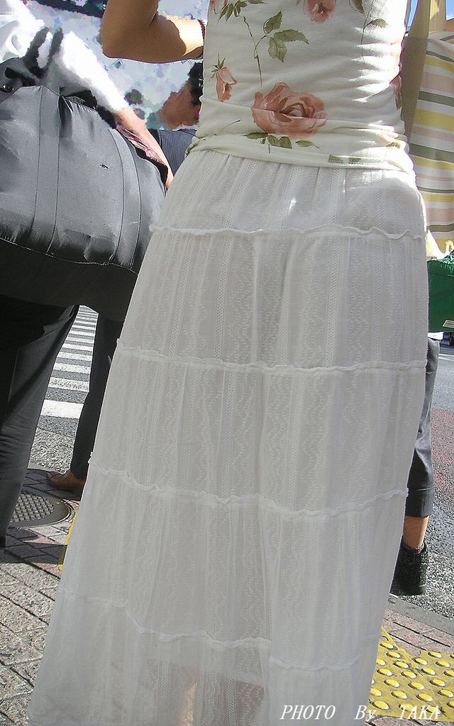 【透けパンエロ画像】透けるの判っててどうして…敢えて見せてる白スカートの透けパン淑女ｗｗｗ 17