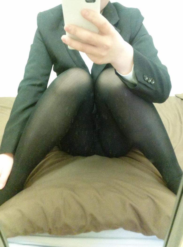 Twitterで１９歳学生♀がパンストOL風スーツ姿でパンツ脱いでエロい鏡撮り