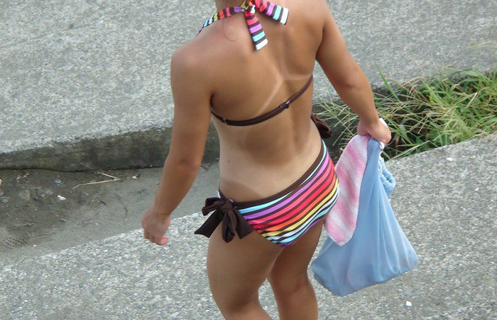 【日焼け女体エロ画像】ビーチで日焼け度チェック！着ててもハミ出す白い柔肌ｗｗｗ 001