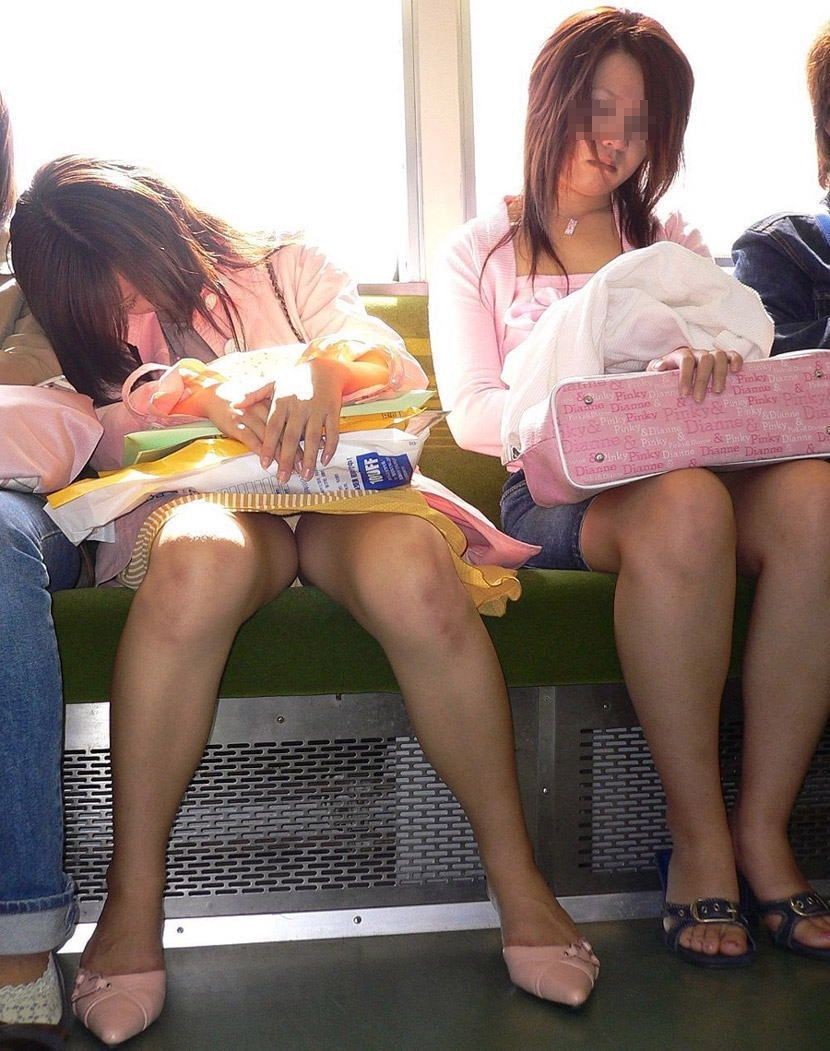 【パンチラエロ画像】対面で寝たフリが定石ｗ電車内のパンチラ女を密かに観察ｗｗｗ 09