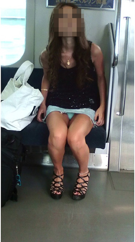 【パンチラエロ画像】対面で寝たフリが定石ｗ電車内のパンチラ女を密かに観察ｗｗｗ 12