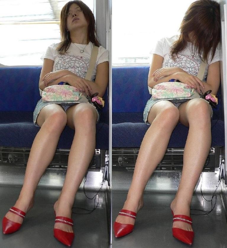 【パンチラエロ画像】対面で寝たフリが定石ｗ電車内のパンチラ女を密かに観察ｗｗｗ 19