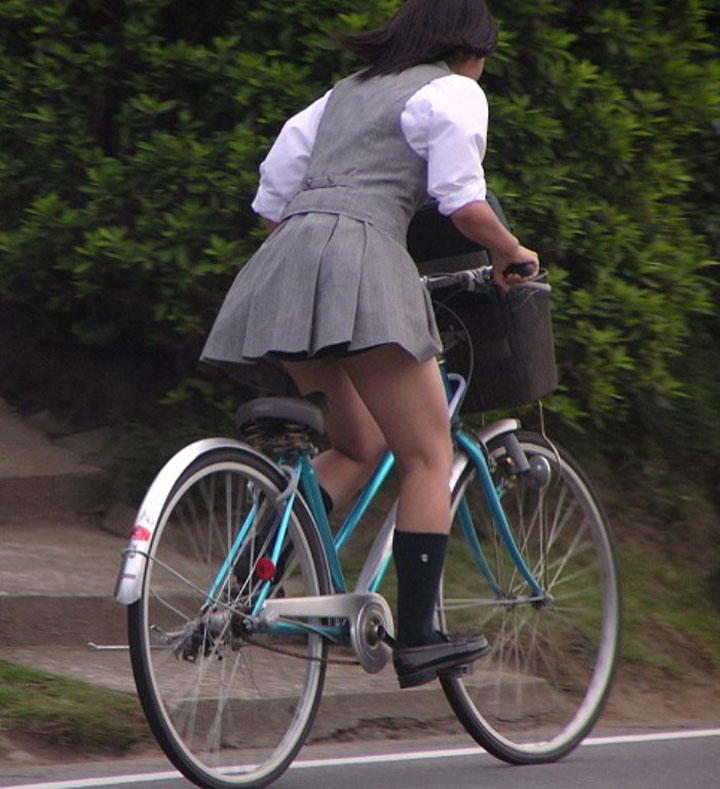 【パンチラエロ画像】見える地点は事前に把握ｗ自転車ミニスカパンチラｗｗｗ 06